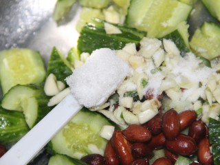 14、凉拌黄瓜花生米,加一勺糖