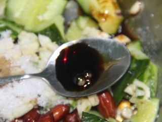 15、凉拌黄瓜花生米,加一勺酱油