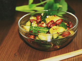 18、凉拌黄瓜花生米,拌匀，完成