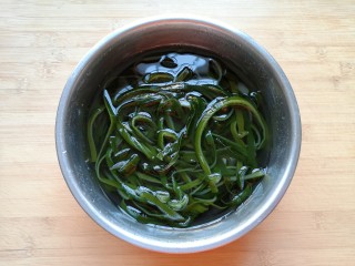 1、冬瓜海带汤,海带丝用水浸泡，去除一下咸味。