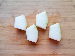 2、冬瓜海带汤,冬瓜去皮去瓤清洗干净。