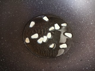 8、冬瓜海带汤,炒锅内倒适量的食用油烧热，下入蒜片炒香。