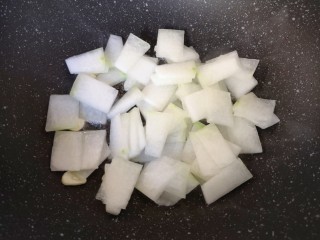 9、冬瓜海带汤,下入冬瓜片。