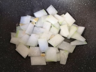 10、冬瓜海带汤,翻炒至透明状。