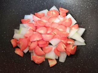 11、冬瓜海带汤,下入红萝卜片。