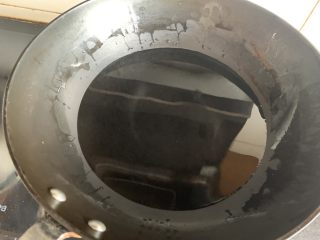 5、菠菜丸子汤,锅内加水烧开