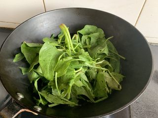 6、菠菜丸子汤,水开下菠菜，焯水（去掉一些草酸）