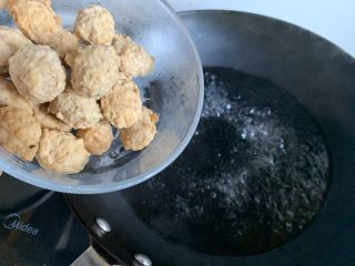 9、菠菜丸子汤,下入丸子（可以根据自己口味选择喜欢的丸子，这是自己做的肉丸子）