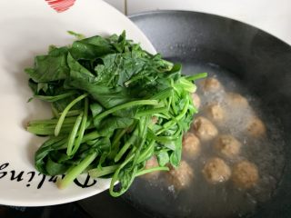 12、菠菜丸子汤,下入菠菜