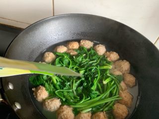 14、菠菜丸子汤,少许鸡精调味