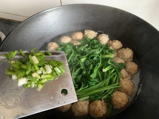 15、菠菜丸子汤,撒入葱花就可以了
