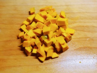 3、玉米南瓜粥,切小块。