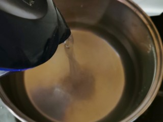 6、玉米南瓜粥,汤锅注入适量清水加热。