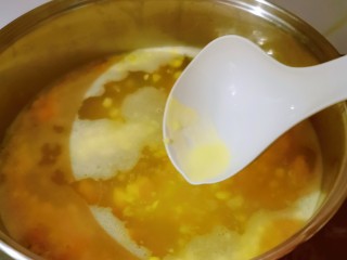 10、玉米南瓜粥,撇去浮末。