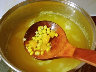12、玉米南瓜粥,玉米粒和南瓜已经熟了。