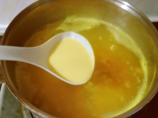 13、玉米南瓜粥,将调好的玉米糊糊倒入锅中。