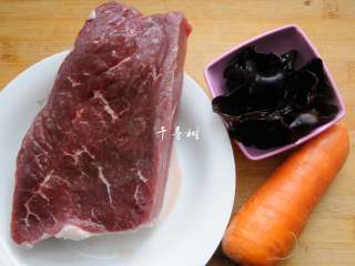 1、经典家常菜之鱼香肉丝（清真牛肉版）,主要材料很简单，牛肉，胡萝卜，木耳。平时这道菜的原材料应该猪里脊，今天我要用牛肉做一道清真版的鱼香肉丝。