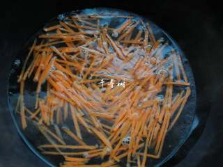 4、经典家常菜之鱼香肉丝（清真牛肉版）,锅中烧开水，把胡萝卜丝下水焯8分熟后捞出控水。