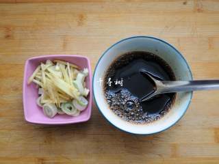 5、经典家常菜之鱼香肉丝（清真牛肉版）,葱切圆片，姜切丝，蒜切片备用。2勺醋，2勺糖，半勺老抽，1勺料酒倒入碗中调匀成为碗汁。