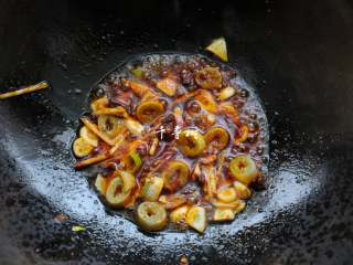 9、经典家常菜之鱼香肉丝（清真牛肉版）,下入葱姜蒜爆出香味。