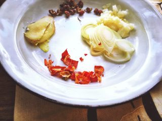 4、香辣过瘾 十分钟无油版 回锅肉,可以再切点干辣椒