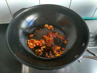 7、麻婆豆腐,豆瓣酱放入，炒出红油