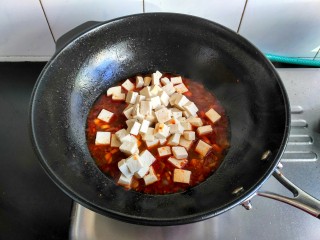 10、麻婆豆腐,把焯过水的豆腐放入，焖煮几分钟，让豆腐入味