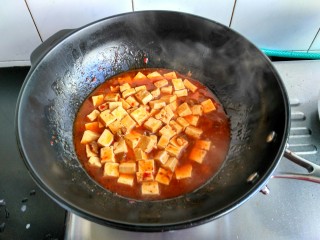 12、麻婆豆腐,把水淀粉倒入，搅拌均匀。锅开后放少许鸡精即可出锅