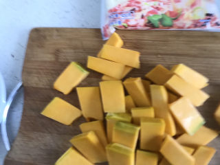 2、南瓜小圆子,切成薄片