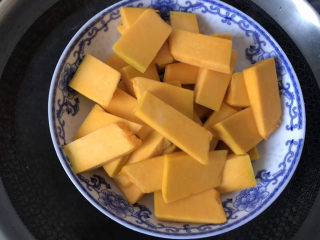 3、南瓜小圆子,上锅蒸熟