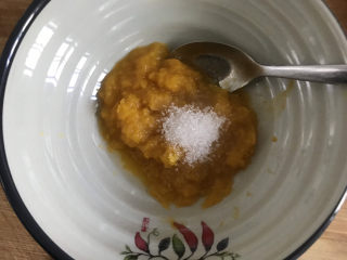 4、南瓜小圆子,蒸熟后压成泥，取100克南瓜泥加入适量糖