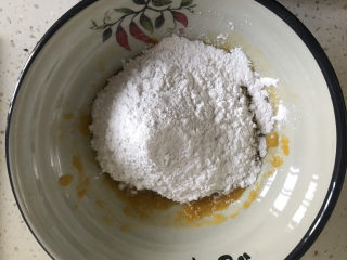 5、南瓜小圆子,分次加入糯米粉