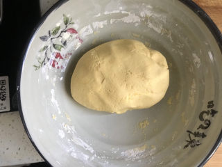 6、南瓜小圆子,直到能揉成光滑的面团