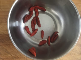 9、南瓜小圆子,枸杞洗干净