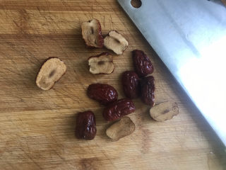 10、南瓜小圆子,红枣洗干净切开