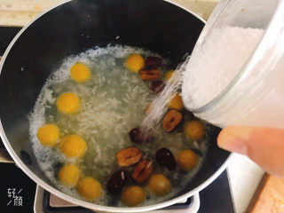 15、南瓜小圆子,加入适量的糖