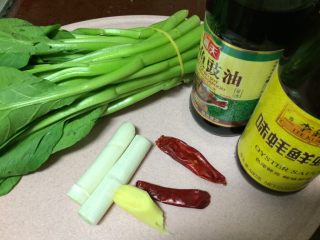 1、白灼菜芯,主料与辅料食材准备好，菜芯、葱、姜、干辣椒、豉油、蚝油
