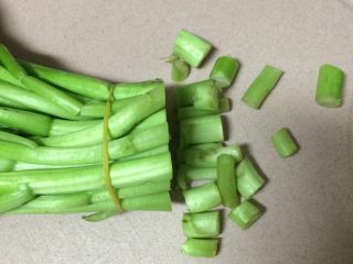 2、白灼菜芯,首先把菜芯的一头切掉