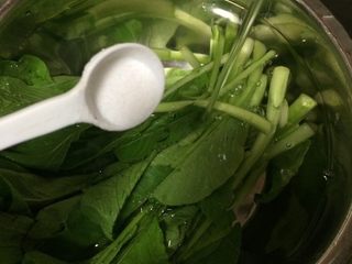 4、白灼菜芯,菜芯冲洗干净后在清水中加入1g盐浸泡5分钟，这样有利于去除农药残留，浸泡不能超过10分钟