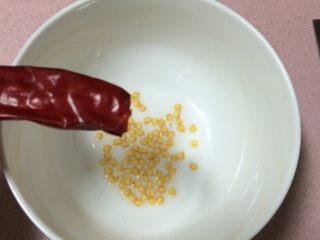 6、白灼菜芯,应该用青红椒丝，但是忘记买了，所以拿干辣椒代替点缀一下，这个辣椒不辣，用剪刀剪开尾部，里面的籽去掉