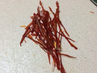 7、白灼菜芯,干辣椒皮切成细丝