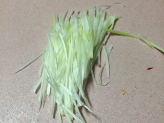 8、白灼菜芯,葱白切成细丝