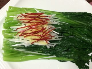 12、白灼菜芯,最上面铺一层辣椒丝