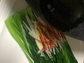 13、白灼菜芯,锅中热少许油，油热后从姜葱丝淋下去，香味瞬间散发出来