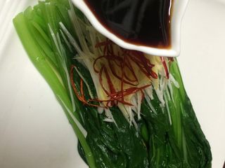 14、白灼菜芯,豉油和蚝油放在一个小碗里搅拌均匀后淋入菜盘中