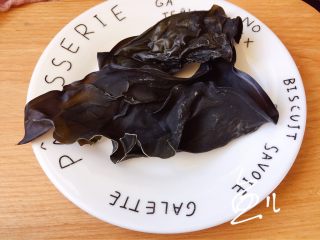 1、海带豆腐汤,准备干海带