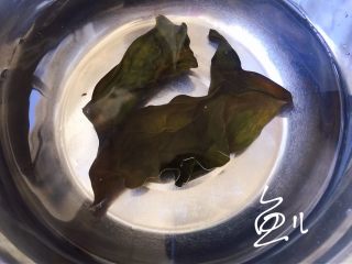 2、海带豆腐汤,干海带用水泡发5小时左右