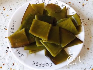 6、海带豆腐汤,泡发的海带切小块
