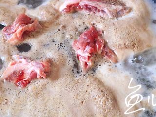 7、海带豆腐汤,牛骨凉水下锅，焯水去血沫，然后捞出温水洗净