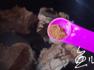 8、海带豆腐汤,牛骨放入砂锅，放入花椒粉